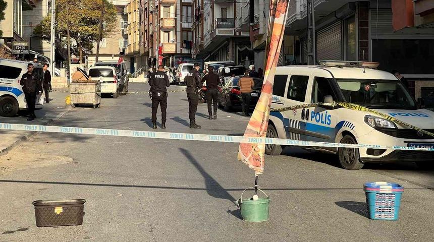 SON DAKİKA | Esenyurt'ta sokak ortasında silahlı çatışma! Korku dolu anlar kamerada