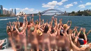 Böyle şehir turu görülmedi! Onlarca insan çırılçıplak soyunup bir gemiye bindiler... 