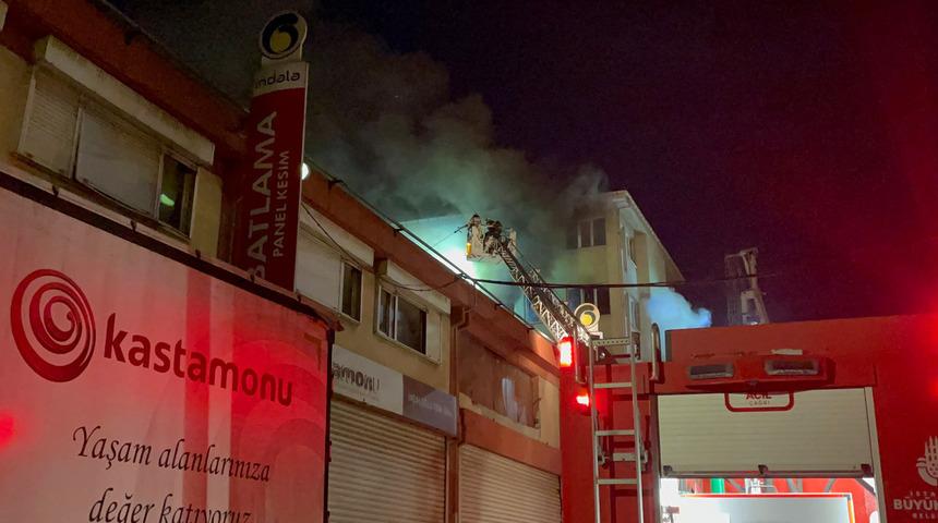 Başakşehir'de ayakkabı imalathanesinde yangın çıktı