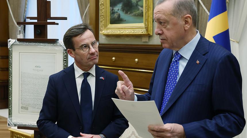 Cumhurbaşkanı Erdoğan'dan İsveç Başbakanı Kristersson'a anlamlı hediye... "İbret alınırsa tekerrür etmez"