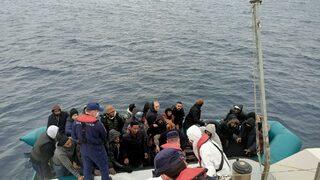 Kuşadası açıklarında geri itilen 38 düzensiz göçmen kurtarıldı