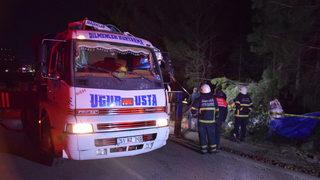 Adana'da devrilen kamyonun sürücüsü öldü