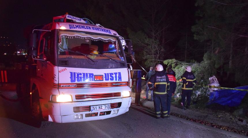 Adana'da devrilen kamyonun sürücüsü öldü