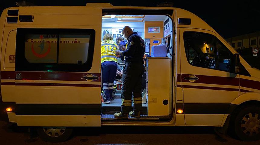 Manisa'da tıra çarpan otomobildeki 3 kişi yaralandı