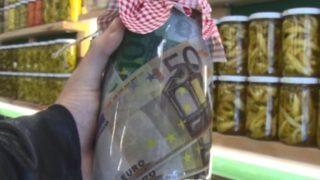Kavanozlara euro ve dolarları koydu, turşu yaptı! 'Belki ateşleri düşer'