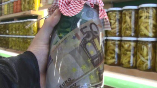 Kavanozlara euro ve dolarları koydu, turşu yaptı! 'Belki ateşleri düşer'