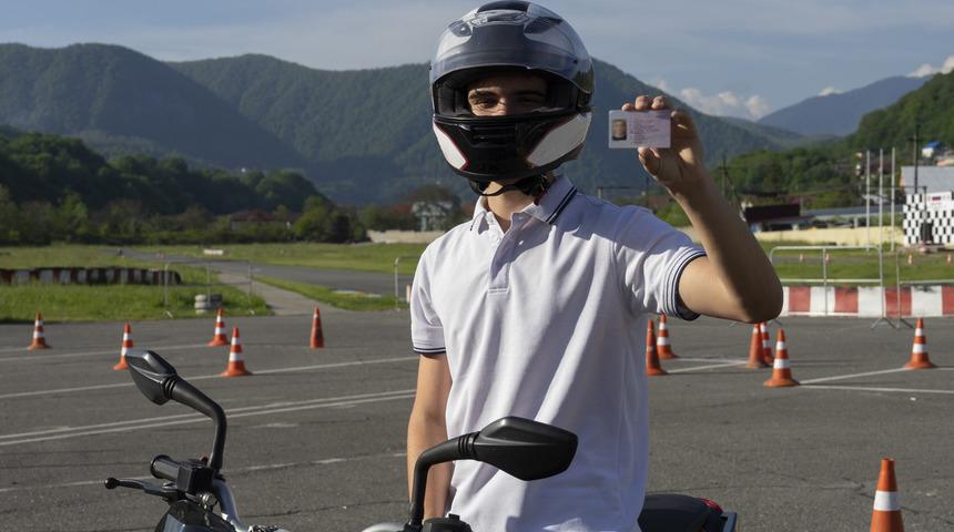 A1 sınıfı ehliyet hangi araçları, kaç CC motor kullanır? A1 sınıfı sürücü belgesi ehliyeti kaç yaşında alınır, şartlar neler, nasıl alınır?