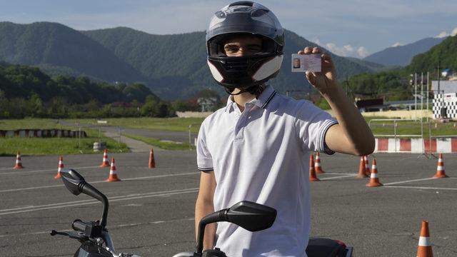 sınıfı ehliyet hangi araçları, kaç CC motor kullanır? A1 sınıfı sürücü belgesi ehliyeti kaç yaşında alınır, şartlar neler, nasıl alınır?