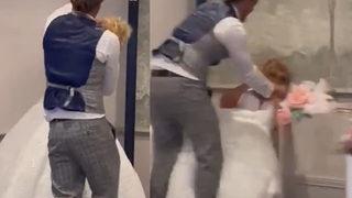 Sosyal medyada gündem yaratan düğün şakası! Gelinin yüzüne bir anda pasta fırlattı