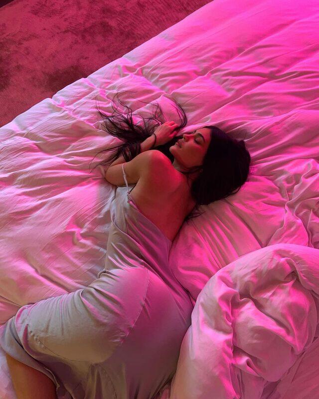 Cinsel ilişki itirafı gündem olmuştu! Kylie Jenner transparan elbisesiyle geceye damga vurdu İlk yorum eşinden 