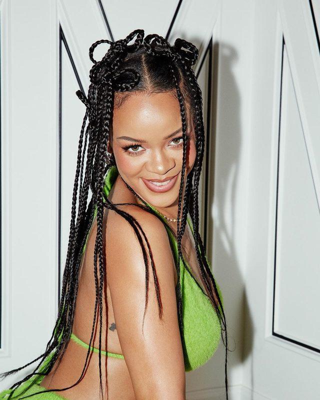 Rihanna iç çamaşırlı yatak pozuyla akılları baştan aldı! Altına hiçbir şey giymedi