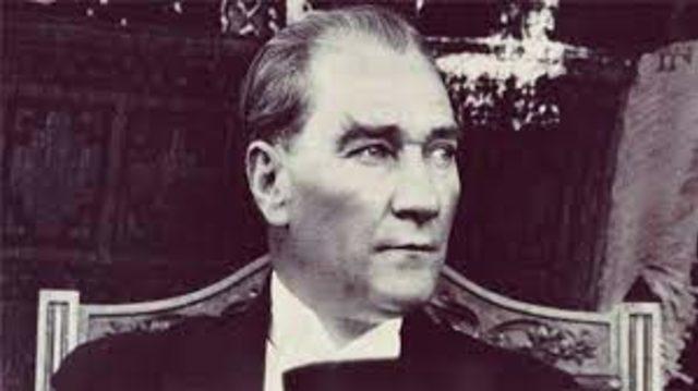 En güzel Atatürk fotoğrafları burada! Renkli ve siyah beyaz Mustafa Kemal Atatürk fotoğrafları