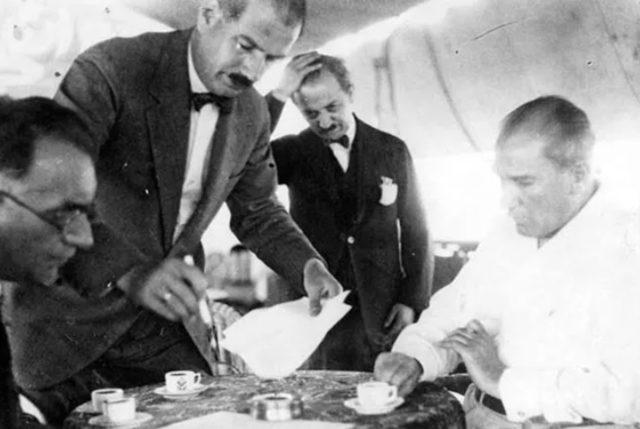 En güzel Atatürk fotoğrafları burada! Renkli ve siyah beyaz Mustafa Kemal Atatürk fotoğrafları