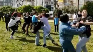 7 kız gruplara ayrılıp ulu orta kavga etti! Pes dedirten görüntülerde heyecanlı sözler dikkat çekti: Orası sende, burası bende