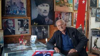 Amasya'da 21 yıldır biriktirdiği Atatürk fotoğraflarını bahçesinde sergiliyor