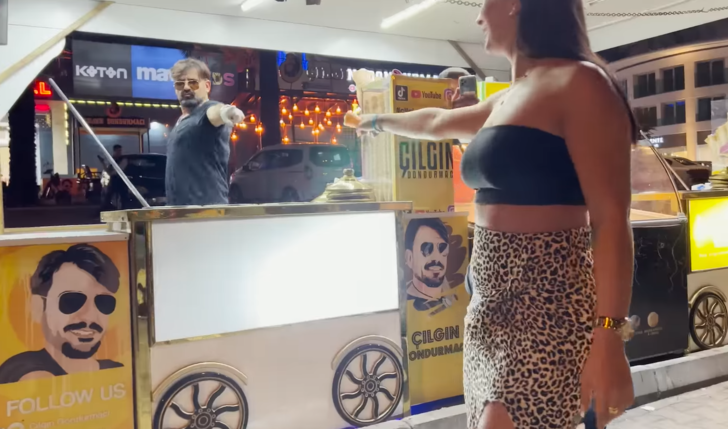 Fenomen olan Çılgın Dondurmacı ortalığı yıktı geçti! Dansları ortalığı yıktı geçti, elinden tutup... "İnsanı gençleştiriyor" G1