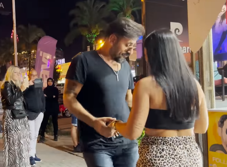 Fenomen olan Çılgın Dondurmacı ortalığı yıktı geçti! Dansları ortalığı yıktı geçti, elinden tutup... "İnsanı gençleştiriyor" G2