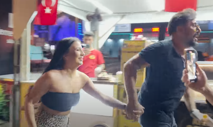 Fenomen olan Çılgın Dondurmacı ortalığı yıktı geçti! Dansları ortalığı yıktı geçti, elinden tutup... "İnsanı gençleştiriyor" G3