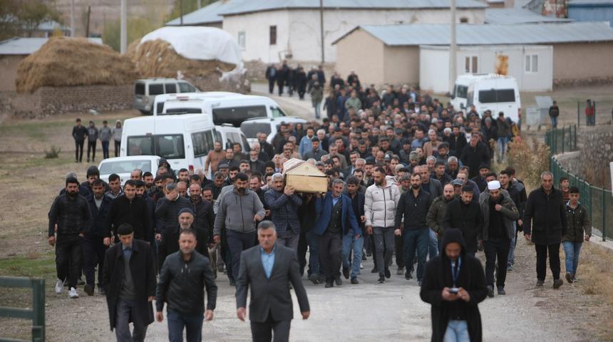 Ağrı'daki trafik kazasında ölen Önder Gürbüz ve Serhat Bayraktutan Van'da defnedildi