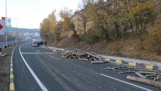 Kastamonu'da devrilen römorktaki tomruklar yola saçıldı