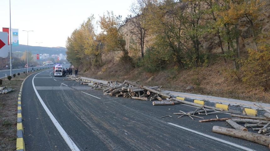 Kastamonu'da devrilen römorktaki tomruklar yola saçıldı