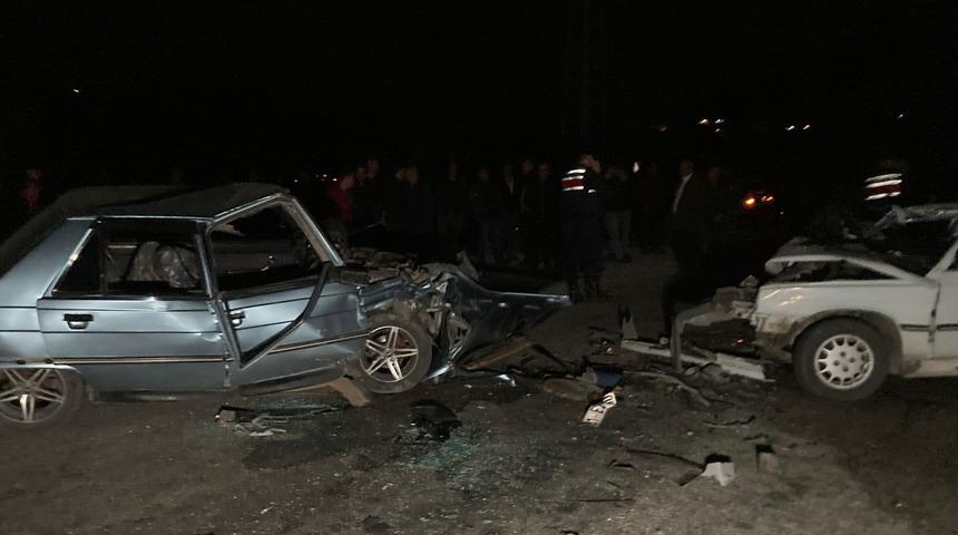 Mersin'de 2 otomobilin çarpıştığı kazada 2 kişi öldü, 5 kişi yaralandı