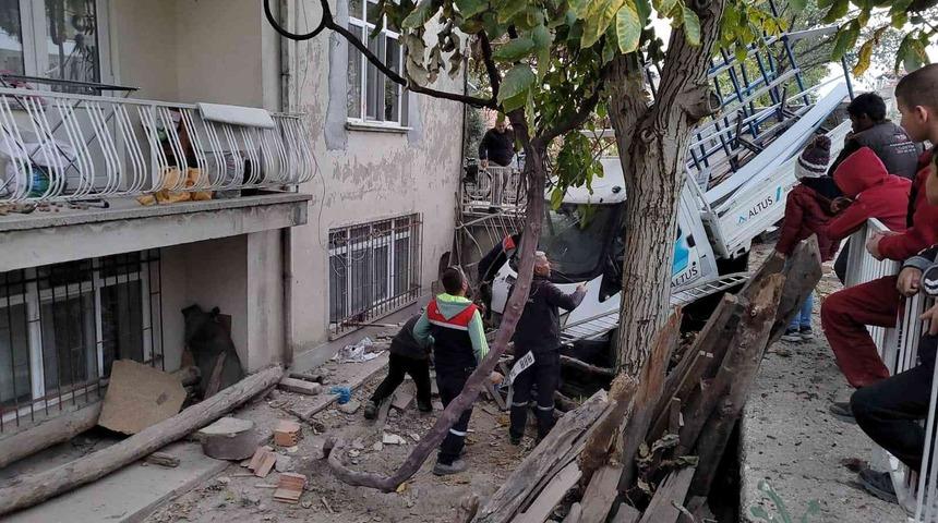 Önce otomobile ardından bahçe duvarına çarptı