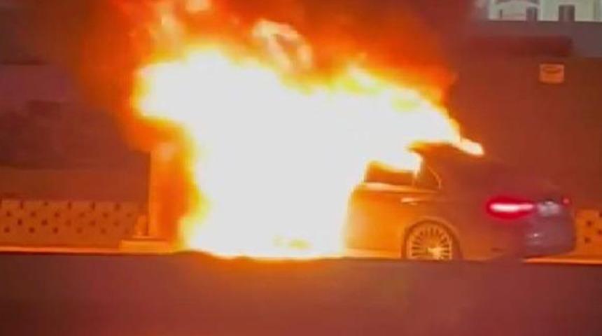 Kontrolden çıkan otomobil önce direğe çarptı, sonra alev topuna döndü!