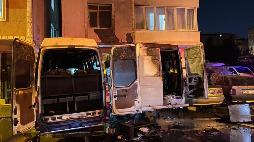 Ataşehir'de park halindeki iki minibüs yandı