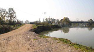 3 mahallenin bağlantısını sağlayan yolun yarısını nehir yuttu