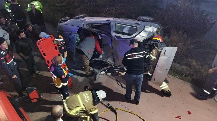Bursa'da takla atarak iki araca çarpan otomobilin sürücüsü yaralandı