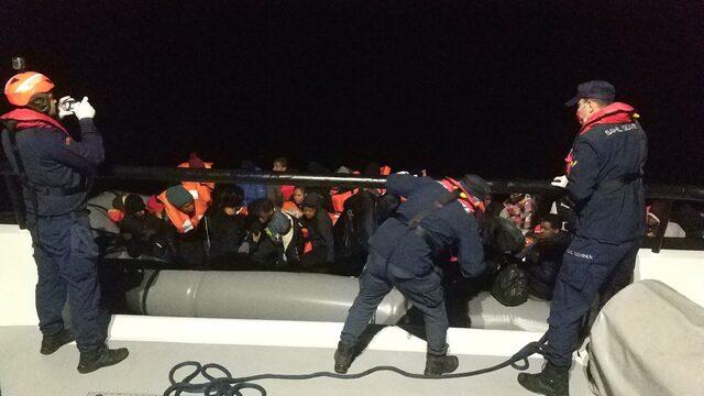 İzmir açıklarında 54 düzensiz göçmen yakalandı