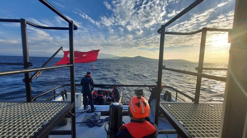 İzmir açıklarında 54 düzensiz göçmen yakalandı