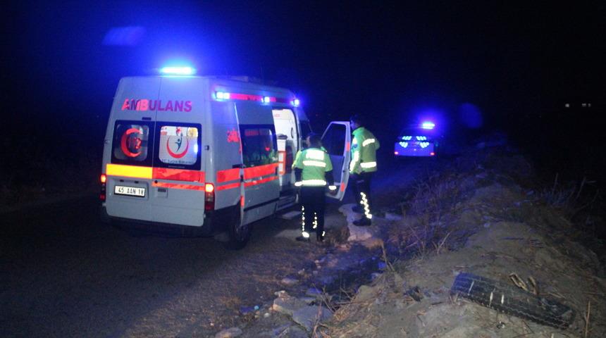 Manisa'da dereye devrilen hafif ticari araçtaki 2 kişi yaralandı