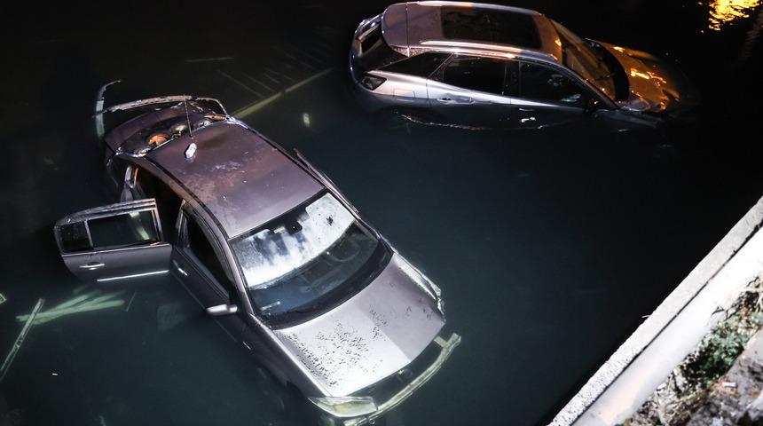 Zeytinburnu'nda 2 otomobil dereye düştü