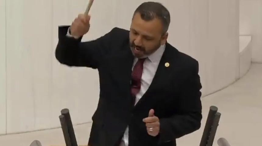 TBMM'de çekiçle cep telefonunu parçalamıştı! CHP'li vekil Burak Erbay'a verilen ceza belli oldu