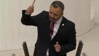 TBMM'de çekiçle cep telefonunu parçalamıştı! CHP'li vekil Burak Erbay'a verilen ceza belli oldu