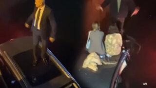 Düz yolda ilerleyen iki otomobil neye uğradığını şaşırdı! Dereye uçan otomobillerin üzerinde yardım beklediler