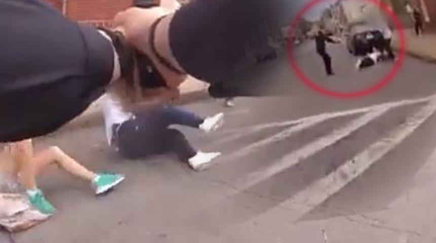 Görüntüler günler sonra ortaya çıktı olay oldu! Genç kadının üzerine atlayınca, ABD polisi bıçaklı saldırgana kurşun yağdırdı