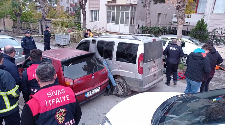 Sivas'ta tüyler ürperten olay! İki araç arasında sıkışarak hayatını kaybetti
