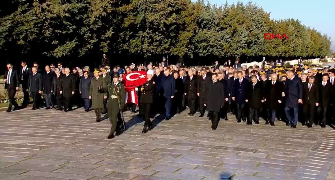 Atat&uuml;rk'&uuml;n ebediyete intikalinin 84. yılı! T&uuml;m yurtta hayat durdu, 09.05'te yere oturarak h&uuml;ng&uuml;r h&uuml;ng&uuml;r ağladı