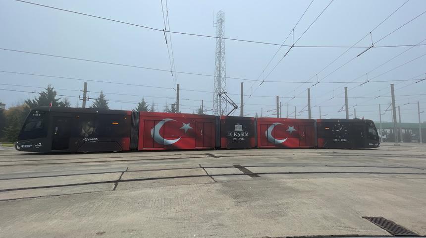 Kocaeli'de saat 09.05'te duran tramvayda yolcular Atatürk'ü andı