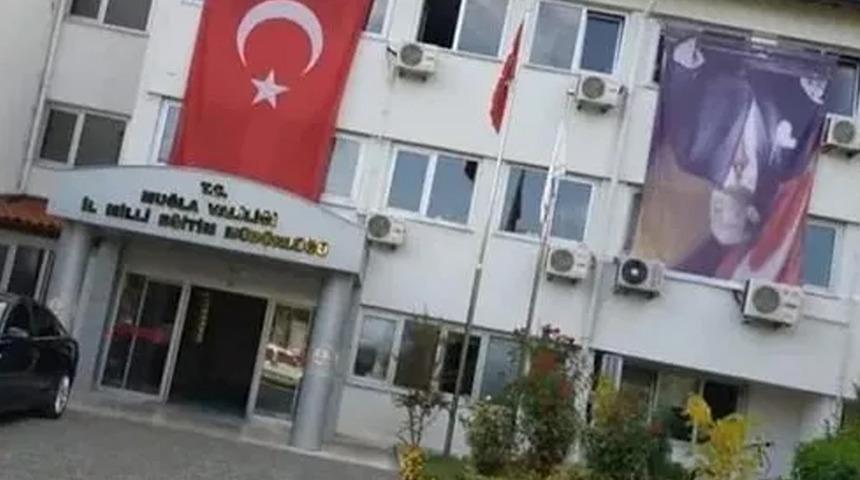 Sosyal medyada görüntüler gündem oldu! Atatürk posterini ters astılar