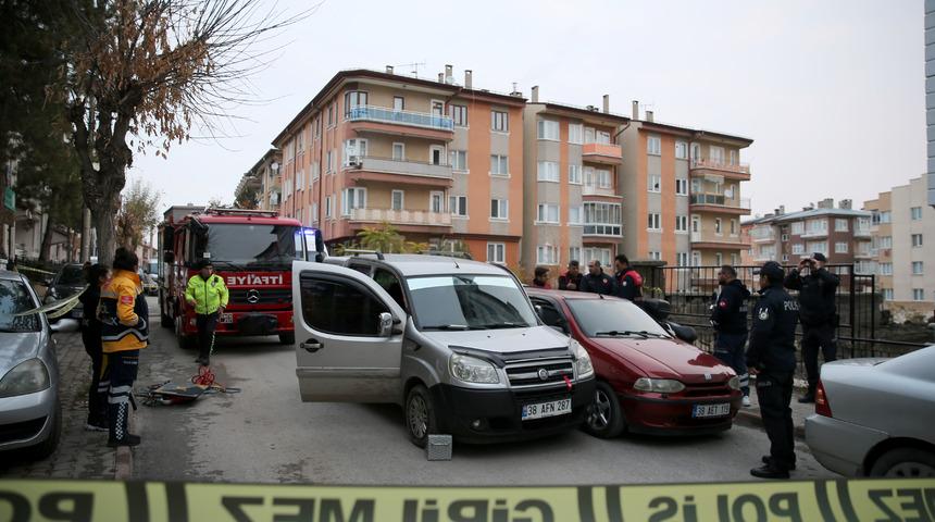 Sivas'ta iki araç arasında sıkışan kişi öldü