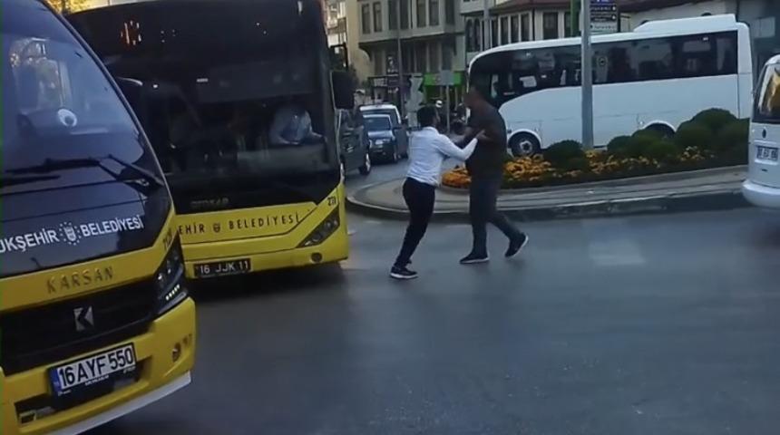 Bursa’da trafikte sinirler gergin...Yol verme yüzünden bıçak çekti