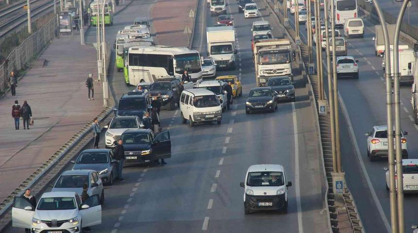 Araçlarını durdurup Ata’ya saygı duruşunda bulundular