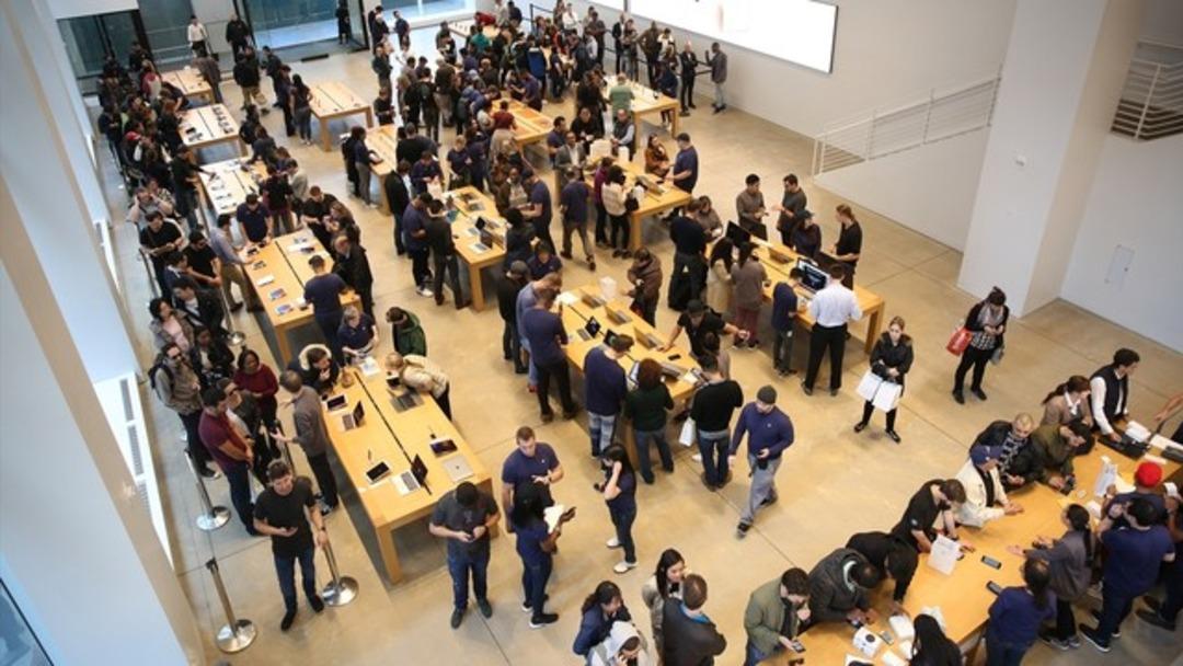 iPhone X &ccedil;ılgınlığı! Saatler &ouml;ncesinden sıraya girdiler