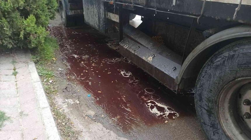 Deri yüklü tırdan akan kan çevreyi kirletti