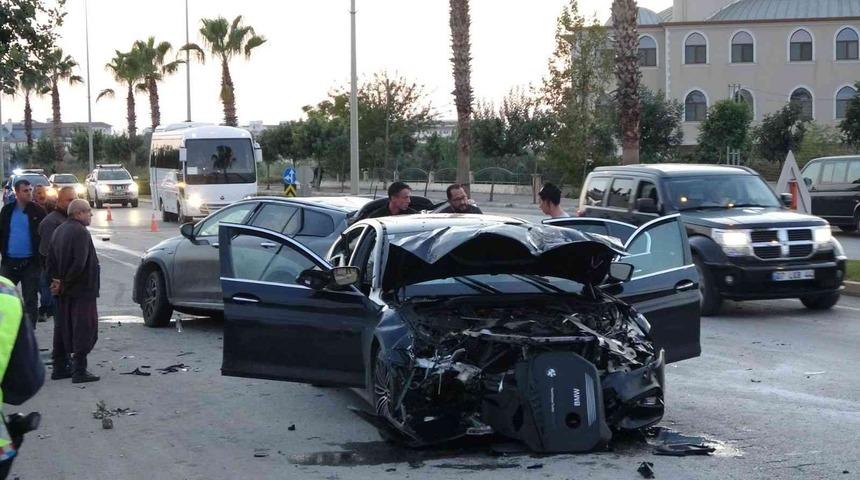 Antalya’da çarpışan otomobiller hurdaya döndü: 1 yaralı