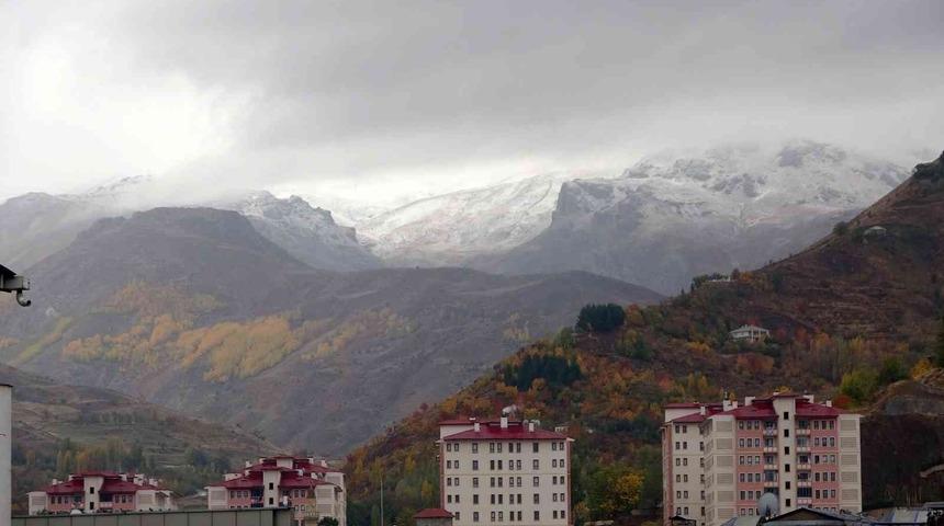 Muş&rsquo;un y&uuml;ksek kesimlerine mevsimin ilk karı yağdı